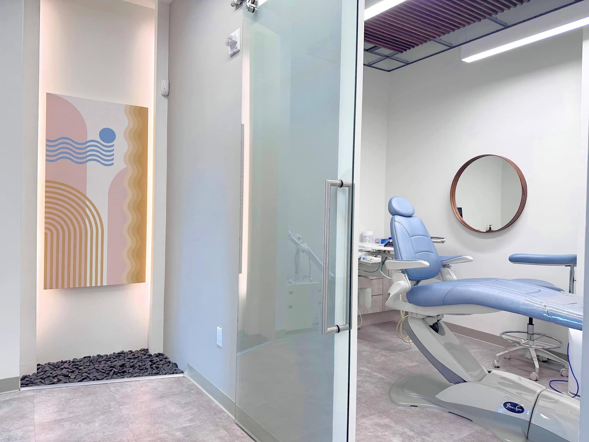 A serene operatory framed by a round mirror and soft tones